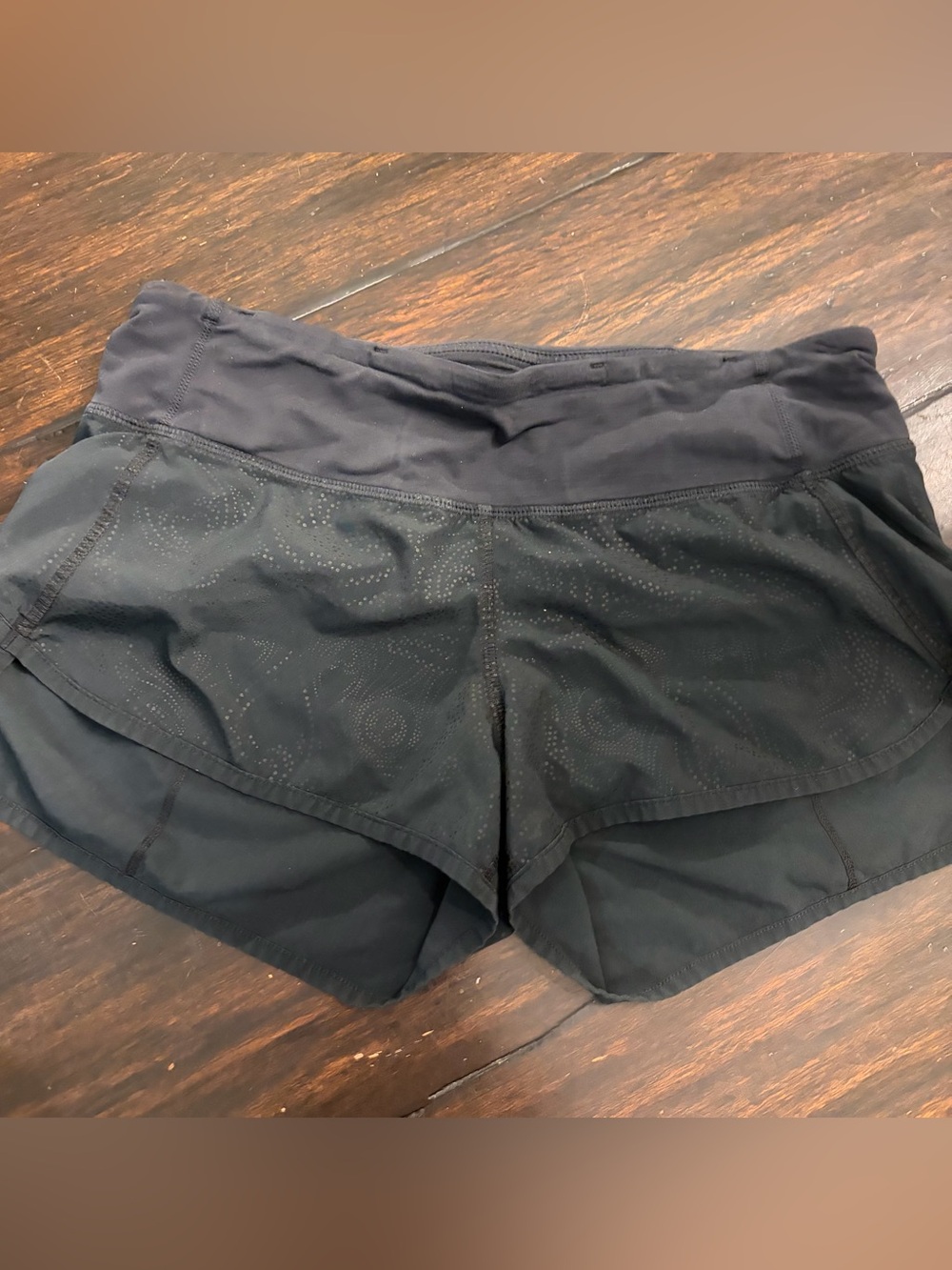 Lululemon Run: Speed Shorts 2.5" — Black Dot / Swirl Pattern — size 4